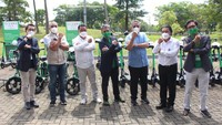 Bupati Tangerang, Ahmed Zaki Iskandar, menambahkan jika program tersebut merupakan kerja sama antara Pemprov Banten, Pemkab Tangerang, Pemkot Tangerang Selatan dengan Grab dan Good Doctor. Diketahui, Grab Vaccine Center akan beroperasi bersama dengan dinas kesehatan pemerintahan daerah mulai tanggal 13 hingga 14 Maret untuk gelombang pertama. Kemudian pada 10 hingga 11 April untuk gelombang kedua. Vaksin disediakan oleh Kementerian Kesehatan dan akan tersedia untuk lansia dan pekerja publik di sektor transportasi yang memenuhi syarat Program Vaksinasi Nasional Tahap 2. Foto: Dok. Humas Kabupaten Tangerang.