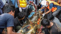 Sejumlah orang tampak berkumpul untuk mengiringi prosesi pemakaman Saw Pyae Naing di Mandalay, Myanmar, Minggu (14/3/2021).
