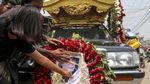 Tangis Keluarga Iringi Prosesi Pemakaman Korban Demo Myanmar