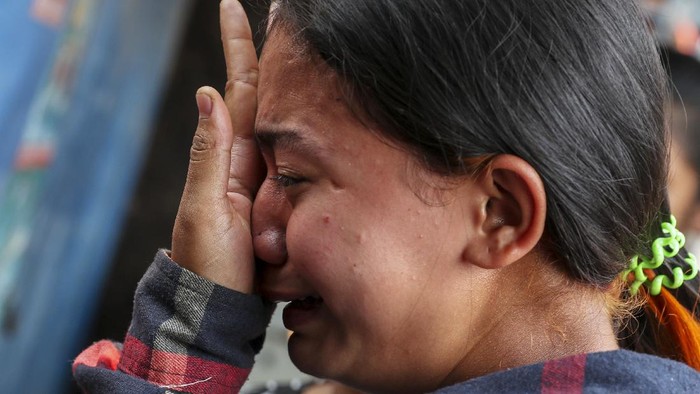 Duka dan air mata keluargameng iringi prosesi pemakaman korban tewas demo antikudeta di Myanmar. Sejumlah warga pun berdatangan untuk iringi prosesi pemakaman.