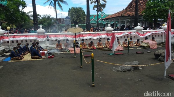 Labuhan kali ini tidak melibatkan banyak orang karena pandemi COVID-19. (Pradito Rida Pertana/detikcom) Labuhan kali ini tidak melibatkan banyak orang karena pandemi COVID-19. (Pradito Rida Pertana/detikcom)