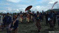 Labuhan itu merupakan bentuk manifestasi rasa syukur kepada Tuhan yang maha esa. (Pradito Rida Pertana/detikcom)
