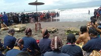 Apeman dalem, jarik, pengageman, kenoko, kenoko (kuku), rikmo (rambut) dan kain cangkring jadi ubo rampe alias barang yang dilabuhkan ke laut. (Pradito Rida Pertana/detikcom)