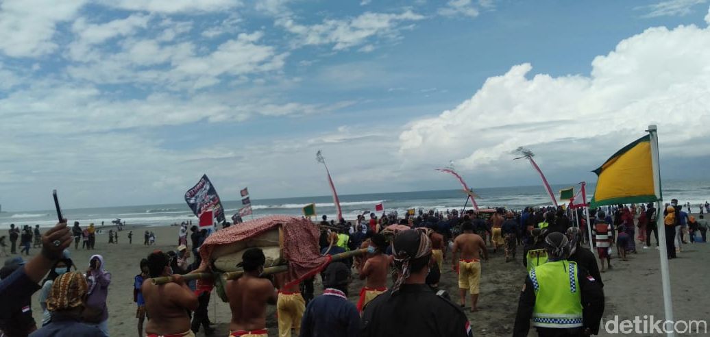 Tradisi Labuhan jumenengan tingalan dalem Sri Sultan Hamengku Buwono (HB) X di Pantai Parangkusumo, Bantul