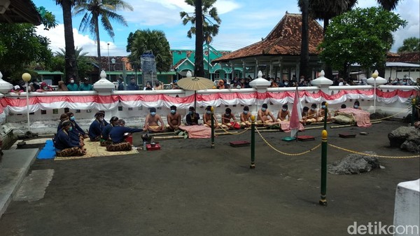 Keraton Ngayogyakarta Hadiningrat menggelar labuhan dalam rangka memperingati jumenengan tingalan dalem Sri Sultan Hamengku Buwono (HB) X di Pantai Parangkusumo, Bantul. (Pradito Rida Pertana/detikcom)