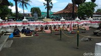Keraton Ngayogyakarta Hadiningrat menggelar labuhan dalam rangka memperingati jumenengan tingalan dalem Sri Sultan Hamengku Buwono (HB) X di Pantai Parangkusumo, Bantul. (Pradito Rida Pertana/detikcom)