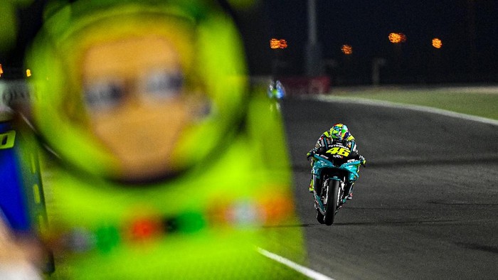 Valentino Rossi pada tes kedua di Sirkuit Losail, Qatar.