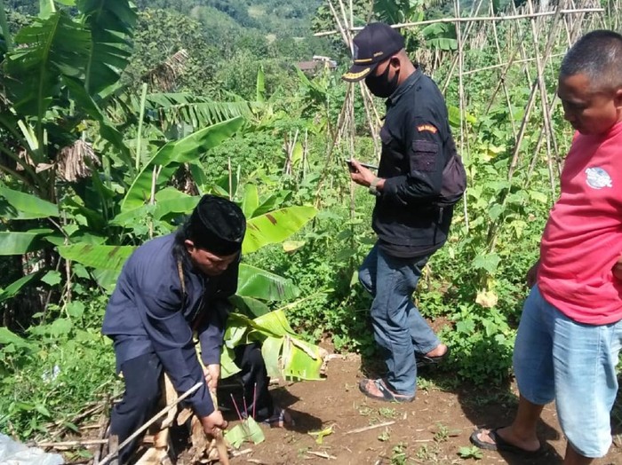 Warga temukan tulang manusia terkubur di sebuah kebun di Sukabumi.