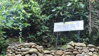 Situs itu berada berada di samping Kedung Pertelu, lokasi di mana tiga aliran sungai yaitu Sungai Paku, Sungai Paingan dan Sungai Tlahab bertemu jadi satu. Watu Dakon berasal dari zaman Megalitikum. (Vandi Romadhon/detikTravel)