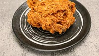 Joper Fried Chicken mengklaim diri sebagai satu-satunya fried chicken yang bikin joget perut (joper). Per potong fried chicken ukuran besar dijual mulai dari Rp 15 ribu saja. Foto: Instagram joperfriedchicken