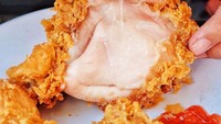 Fried chicken murmer selanjutnya bisa kamu cicipi di Hisana Fried Chicken. Ayamnya renyah di luar dan juicy di dalam. Di aplikasi ojek online (ojol), per potong fried chicken dibanderol sekitar Rp 11.500. Foto: Instagram hisanaindonesia