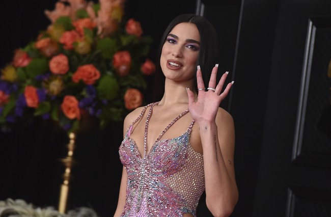 Dua Lipa tampil mencuri perhatian di ajang Grammy Awards 2021 yang baru saja diselenggarakan. Penyanyi tersebut tampil cantik dan seksi di karpet merah dengan gaun menerawang. Wanita yang dinominasikan dalam enam kategori itu membawa kesan fierce sekaligus estetik di karpet merah acara penghargaan musik yang telah diselenggarakan ke-63 tersebut.Foto: Jordan Strauss/Invision/AP/Jordan Strauss