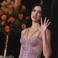 Dua Lipa tampil mencuri perhatian di ajang Grammy Awards 2021 yang baru saja diselenggarakan. Penyanyi tersebut tampil cantik dan seksi di karpet merah dengan gaun menerawang. Wanita yang dinominasikan dalam enam kategori itu membawa kesan fierce sekaligus estetik di karpet merah acara penghargaan musik yang telah diselenggarakan ke-63 tersebut.Foto: Jordan Strauss/Invision/AP/Jordan Strauss