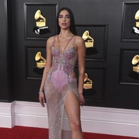 Daftar pertama Artis Berbusana Terbaik Grammy Awards 2021 adalah Dua Lipa. Penyanyi asal Inggris ini tampil berani dengan busana menerawang keluaran Versace. Seksi, tapi tetap menawan tanpa terkesan vulgar. Foto: Jordan Strauss/Invision/AP/Jordan Strauss