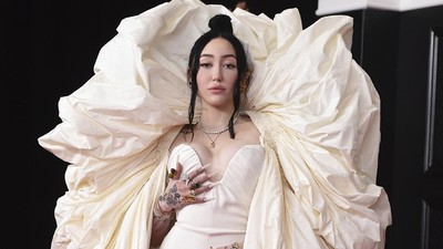 7 Artis Berbusana Terburuk di Grammy Awards 2021