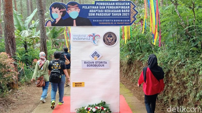 Aktifkan Destinasi Wisata di Tengah Pandemi, BOB Gelar Pelatihan Meski masih bergelut di tengah pandemi COVID-19, pemulihan perekonomian dalam bidang pariwisata diharapkan bisa terus meningkat. Untuk itu, Badan Otorita Borobudur (BOB) turut membantu aktivasi destinasi melalui kegiatan pelatihan dan pendampingan sebagai bentuk Adaptasi Kebiasaan Baru destinasi pariwisata.