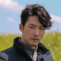 Jang Hyuk mengawali kariernya sebagai model video klip di usia belia. Bapak tiga ini pun diperhitungkan sebagai aktor Korea paling ganteng pilihan penggemar. Foto: dok. Sidus HQ