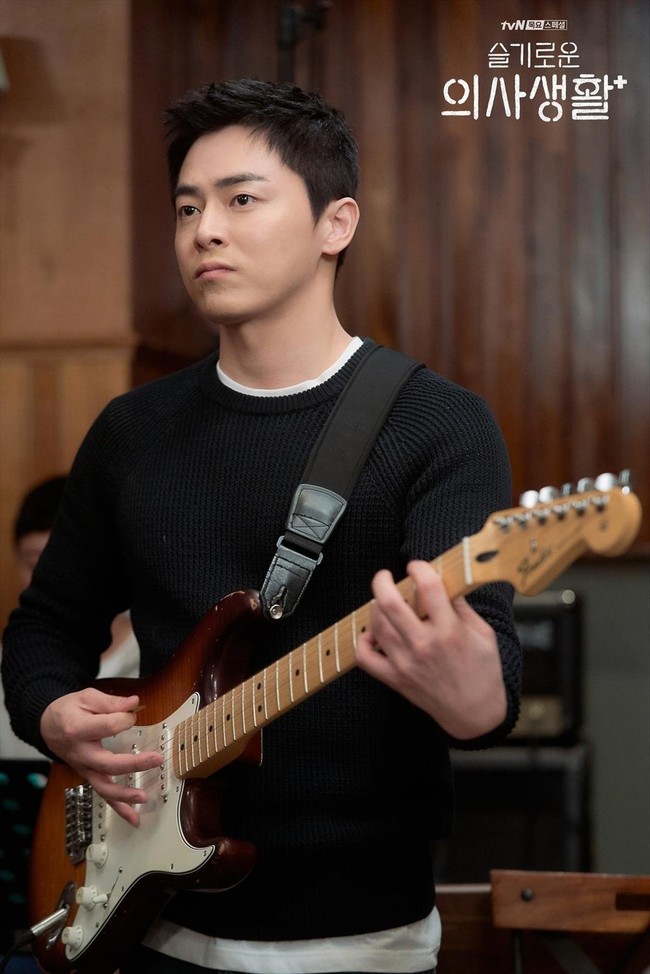 Jo Jung Suk lahir pada 26 Desember 1980. Bintang drama Korea Hospital Playlist ini terlihat ganteng awet muda di umur 40 tahun. Pada 2018, ia menikahi solois Gummy dan dikaruniai seorang putri. Foto: dok. tvN