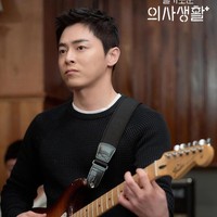 Jo Jung Suk lahir pada 26 Desember 1980. Bintang drama Korea Hospital Playlist ini terlihat ganteng awet muda di umur 40 tahun. Pada 2018, ia menikahi solois Gummy dan dikaruniai seorang putri. Foto: dok. tvN