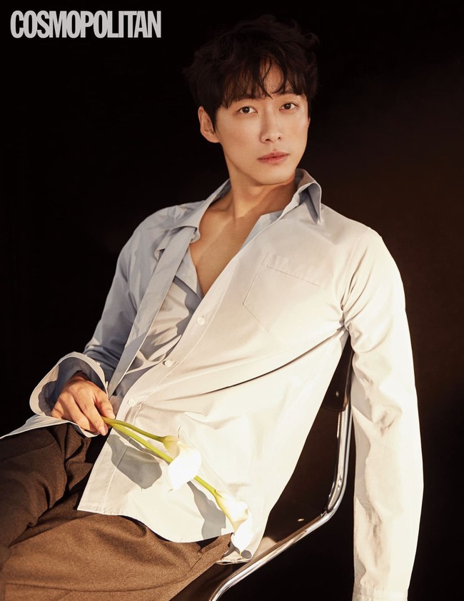 Nam Goong Min masih terlihat ganteng awet muda di umur 43 tahun. Aktor Korea ini telah membintangi sejumlah judul drama Korea seperti Beautiful Gong Shim dan Hot Stove League. Ia lahir pada 12 Maret 1978. Foto: dok. Cosmopolitan