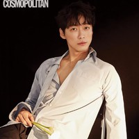 Nam Goong Min masih terlihat ganteng awet muda di umur 43 tahun. Aktor Korea ini telah membintangi sejumlah judul drama Korea seperti Beautiful Gong Shim dan Hot Stove League. Ia lahir pada 12 Maret 1978. Foto: dok. Cosmopolitan