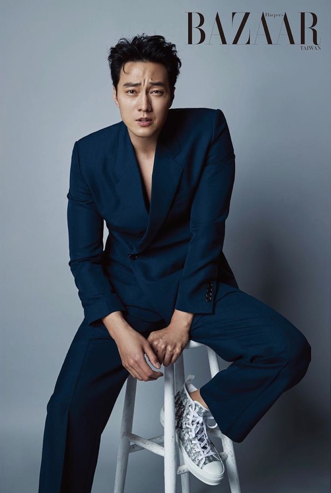 So Ji Sub telah menginjak umur 43 tahun. Bintang drama Korea Oh My Venus ini lahir pada 4 November 1997. Pada 2020, ia menikahi seorang wanita dari kalangan non selebriti bernama Jo Eun Jung. Foto: dok. Harpers BAZAAR Taiwan