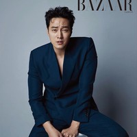 So Ji Sub telah menginjak umur 43 tahun. Bintang drama Korea Oh My Venus ini lahir pada 4 November 1997. Pada 2020, ia menikahi seorang wanita dari kalangan non selebriti bernama Jo Eun Jung. Foto: dok. Harpers BAZAAR Taiwan