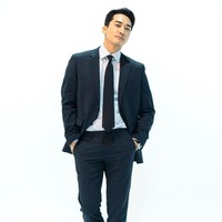 Song Seung Heon mulai dikenal publik saat membintangi drakor Autumn in My Heart. Aktor Korea ini lahir pada 5 Oktober 1976 dan menginjak umur 44 tahun. Terbaru, ia membintangi drakor Dinner Date. Foto: dok. King Kong by Starship