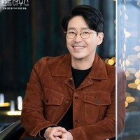 Bintang drakor The Penthouse 2 ini telah berumur 44 tahun. Meski sudah berkepala empat, Uhm Ki Joon terlihat ganteng awet muda. Pemeran Joo Dan Tae ini lahir pada 22 April 1976. Foto: dok. Instagram sbsdrama.official