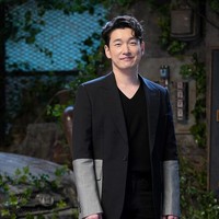 Cho Seung Woo termasuk deretan aktor Korea ganteng awet muda di umur 40 tahun. Bintang drama Korea Sisyphus: The Myth ini terlihat serasi saat dipasangkan dengan Park Shin Hye. Ia lahir pada 28 Maret 1980.  Foto: dok. JTBC