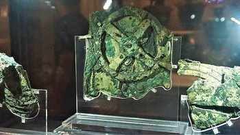 Mekanisme Antikythera: Sebuah kapal Yunani tenggelam di lepas pantai pulau Antikythera sekitar 2.000 tahun lalu ke dasar laut hingga ditemukan tahun 1900. Arkeolog menemukan benda aneh dengan beberapa lapis roda gigi kuningan yang dipasang dengan tepat dan dimasukkan dalam kotak kayu. Setengah abad kemudian, sejarawan sains menemukan alat ini dapat memprediksi posisi planet dan bintang di langit berdasarkan tanggal. Sejak itu, peneliti menemukan teks Yunani pada artefak itu yang menunjukkan benda ini dapat memprediksi gerhana, fase bulan, dan hitungan mundur acara olahraga, termasuk Olimpiade. Foto: Wikimedia Commons