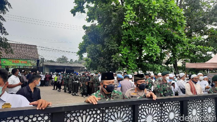 Aparat larang jemaah ke makam Habib Musthofa karena pelayat meluber(Fathan/detikcom)