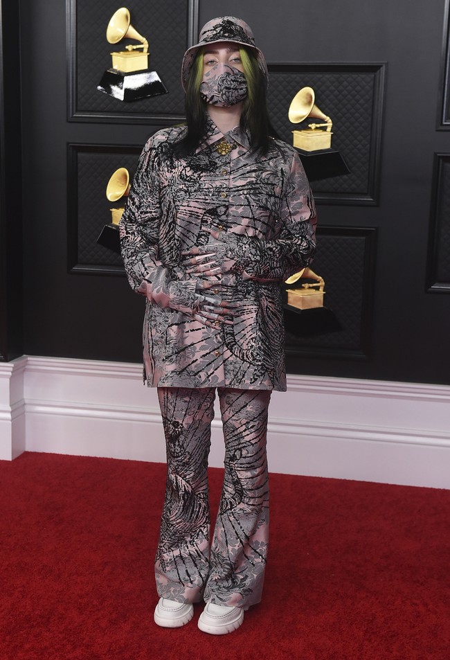 Gayanya kali ini cukup mengejutkan, mengingat Billie Eilish lebih sering terlihat mengenakan busana tertutup dan longgar. Dia pernah mengatakan sengaja tampil tertutup karena tak ingin dijadikan objek seks. Foto: AP/Jordan Strauss
