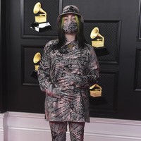 Gayanya kali ini cukup mengejutkan, mengingat Billie Eilish lebih sering terlihat mengenakan busana tertutup dan longgar. Dia pernah mengatakan sengaja tampil tertutup karena tak ingin dijadikan objek seks. Foto: AP/Jordan Strauss