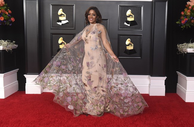 Penyanyi Mickey Guyton tampil dengan nuansa ethereal dalam balutan gaun dan cape aksen bordir kupu-kupu karya Valentino. Foto: AP/Jordan Strauss