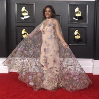 Penyanyi Mickey Guyton tampil dengan nuansa ethereal dalam balutan gaun dan cape aksen bordir kupu-kupu karya Valentino. Foto: AP/Jordan Strauss