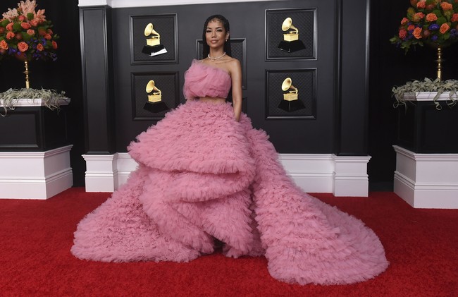 Jhene Aiko tampil dramatis dengan gaun tulle lebar bervolume. Bak putri, penampilannya dipermanis rancangan Giambattista Valli. Foto: AP/Jordan Strauss