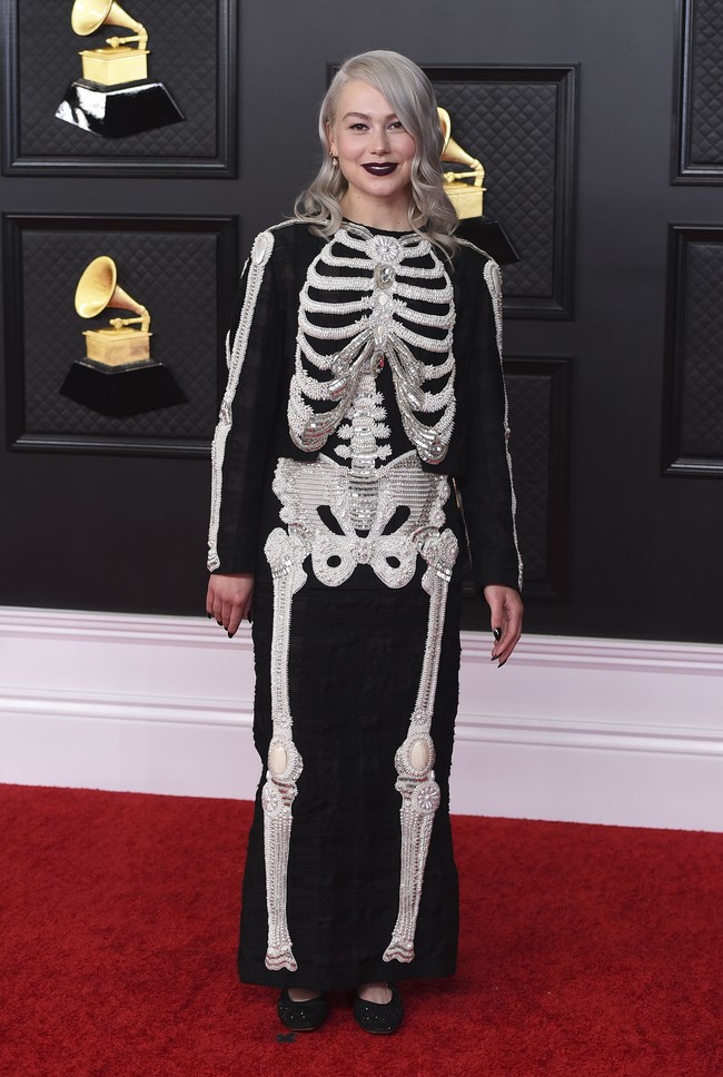 Ingin ke acara Halloween atau Grammy Awards, Phoebe Bridgers? Penyanyi dan penulis lagi asal Amerika ini tampil gothic dengan gaun hitam berdetail tengkorak karya Thom Browne. Ditambah lipstik warna plum, dia lebih tampak seperti akan ke pesta kostum. Foto: AP/Jordan Strauss