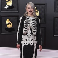 Ingin ke acara Halloween atau Grammy Awards, Phoebe Bridgers? Penyanyi dan penulis lagi asal Amerika ini tampil gothic dengan gaun hitam berdetail tengkorak karya Thom Browne. Ditambah lipstik warna plum, dia lebih tampak seperti akan ke pesta kostum. Foto: AP/Jordan Strauss