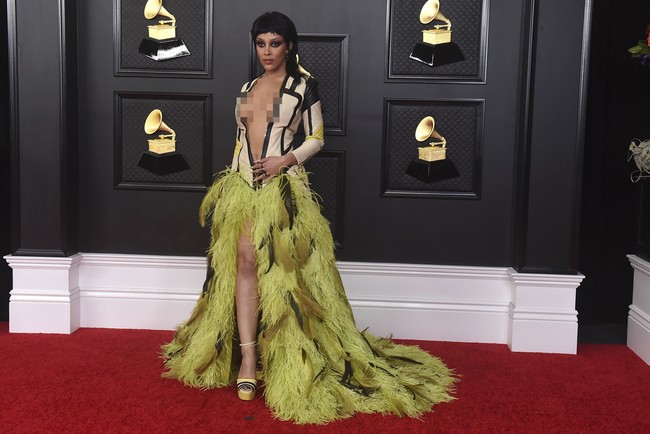 Doja Cat memilih gaun beraksen bulu warna hijau neon rancangan Roberto Cavalli. Namun penampilannya terlihat berlebihan. Belum lagi retsleting yang dibuka hingga bawah pusar yang membuatnya tak bisa tampil elegan. Foto: AP/Jordan Strauss