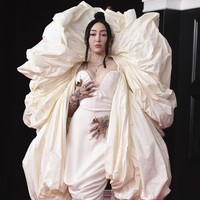 Noah Cyrus mungkin bermaksud tampil eksentrik dan dramatis dengan gaun couture Schiaparelli. Tapi ia justru terlihat seperti memakai kertas tisu. Terlebih lagi, penampilan ini membuatnya tampak lebih tua dari usia sebenarnya. Foto: AP/Jordan Strauss
