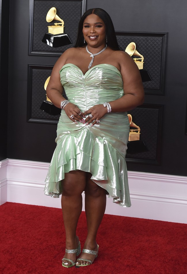 Lizzo BeforeLizzo dikenal sebagai penyanyi bertubuh besar. Namun bulan lalu, wanita AS tersebut mengejutkan penggemar dengan potret terbarunya yang kini lebih langsing. Foto: AP/Jordan Strauss