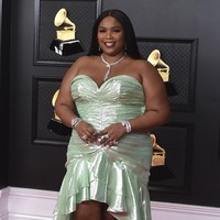 Lizzo BeforeLizzo dikenal sebagai penyanyi bertubuh besar. Namun bulan lalu, wanita AS tersebut mengejutkan penggemar dengan potret terbarunya yang kini lebih langsing. Foto: AP/Jordan Strauss
