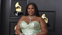 Kalau ada selebriti yang cocok diberi label ikon body positivity, Lizzo adalah salah satunya. Dia terang-terangan menolak melakukan detoks untuk menurunkan berat badan. Dia juga menyuarakan kepada para pengikut di media sosial untuk mencintai tubuh mereka bagaimana pun bentuknya. (Foto: AP/Jordan Strauss)