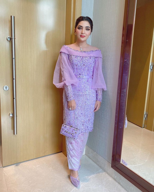 Kebaya rancangan Ancha Wedding itu hadir dengan atasan bersiluet terusan. Kesan modern juga dipertegas dengan garis leher bateau neck yang mengekspos bahu Ashanty dan dekorasi kain tambahan pada lengan panjangnya. (Foto: Instagram/@ashanty)