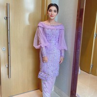 Kebaya rancangan Ancha Wedding itu hadir dengan atasan bersiluet terusan. Kesan modern juga dipertegas dengan garis leher bateau neck yang mengekspos bahu Ashanty dan dekorasi kain tambahan pada lengan panjangnya. (Foto: Instagram/@ashanty)