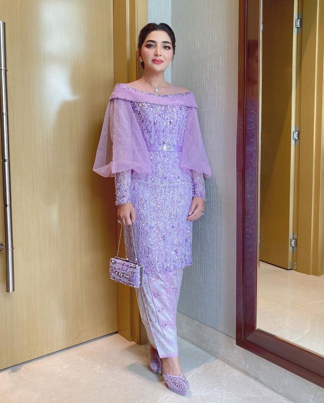 Sebagai bawahan kebaya, songket berwarna senada yang mengkilap menjadi andalan. Ashanty lalu melengkapi gayanya dengan hand-bag yang chic dan platform bergaya mesh nan edgy. (Foto: Instagram/@ashanty)