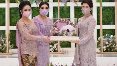 Sama-sama Cantik, Lihat Detail Gaya Krisdayanti dan Ashanty di Lamaran Aurel