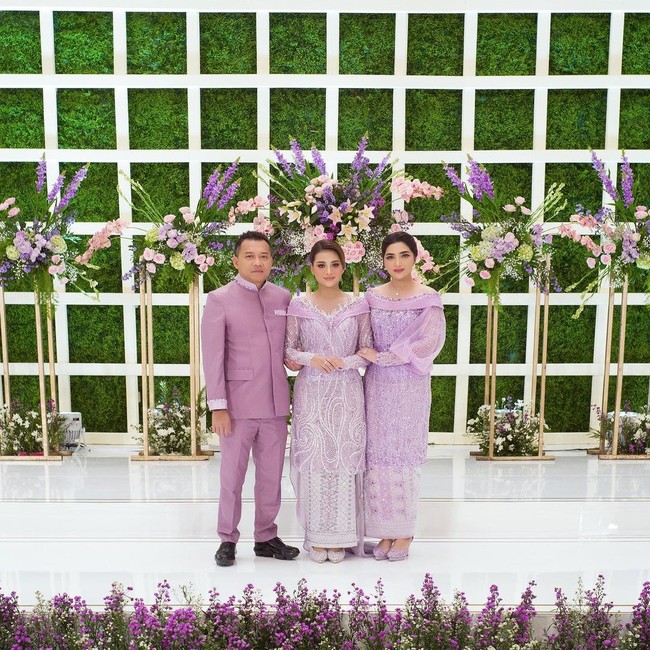 Di acara lamaran Aurel Hermansyah dan Atta Halilintar, Sabtu (13/3/2021), keluarga besar kompak memakai busana berwarna lilac atau ungu kepucatan. Ashanty, ibu tiri Aurel, pun menebar pesonanya dalam balutan kebaya bergaya modern. (Foto: Instagram/@ashanty)