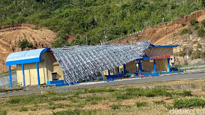 Atap ruang tunggu Bandara Siau di Sulut rusak parah. (Trisno Mais/detikcom)